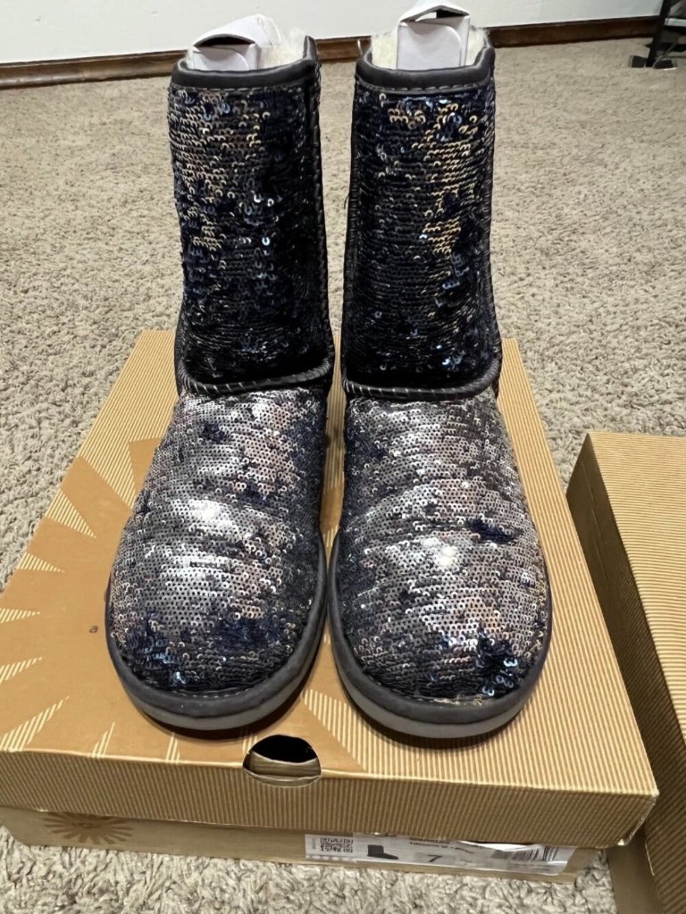 UGG Classic Short Sparkles in Navy size 7